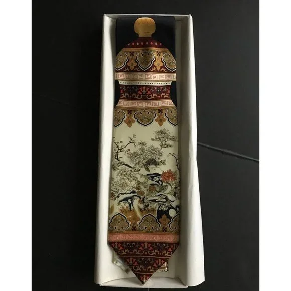 New, Beautiful 100% Silk Necktie from The National Palace Museum Of Taiwan